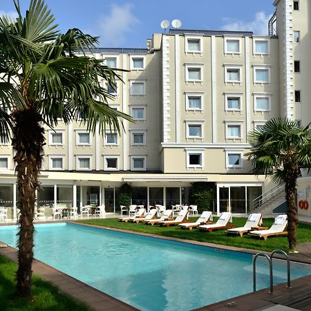 Holiday Inn Istanbul City By Ihg Istambul Exterior foto The hotel's swimming pool