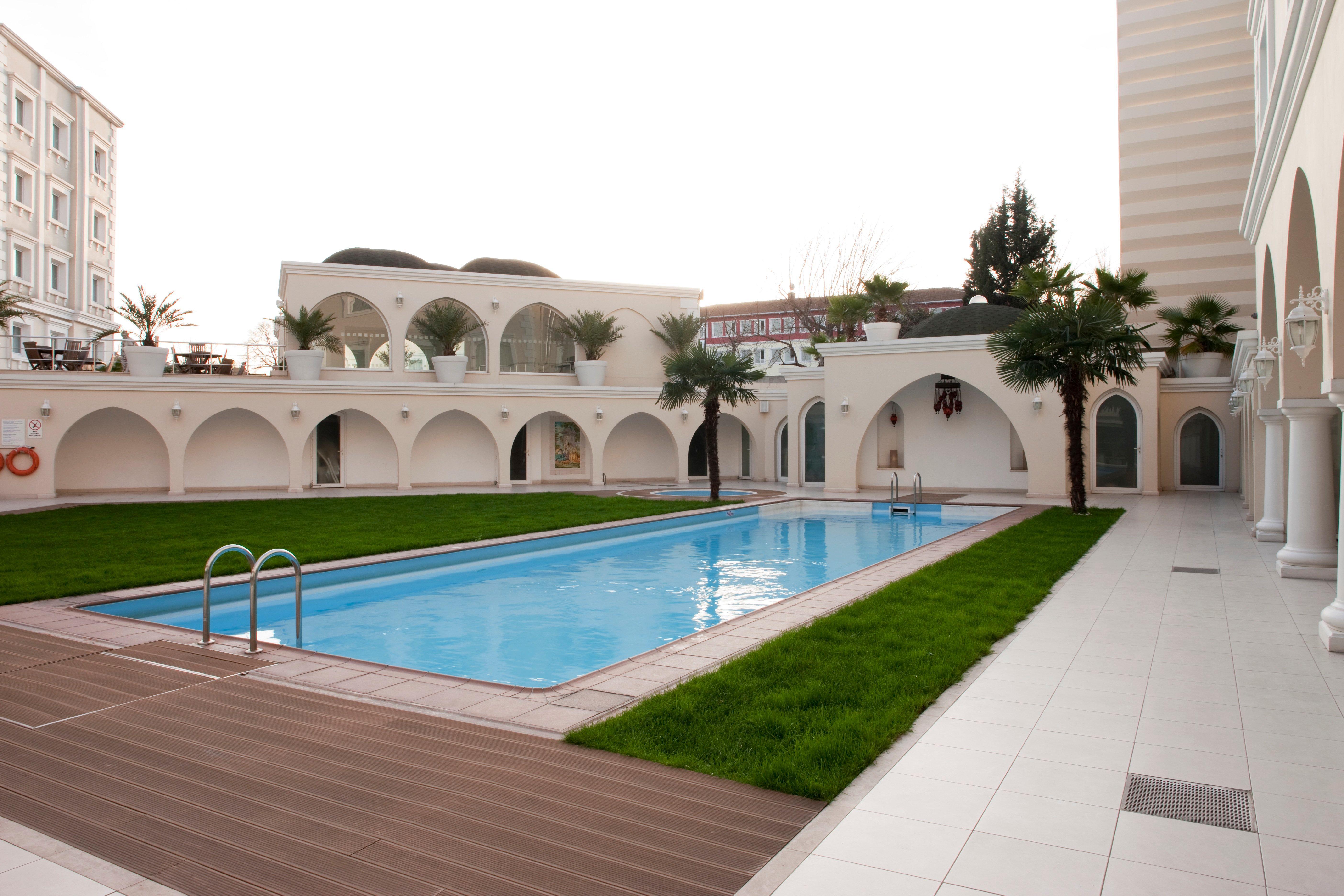 Holiday Inn Istanbul City By Ihg Istambul Facilidades foto The swimming pool