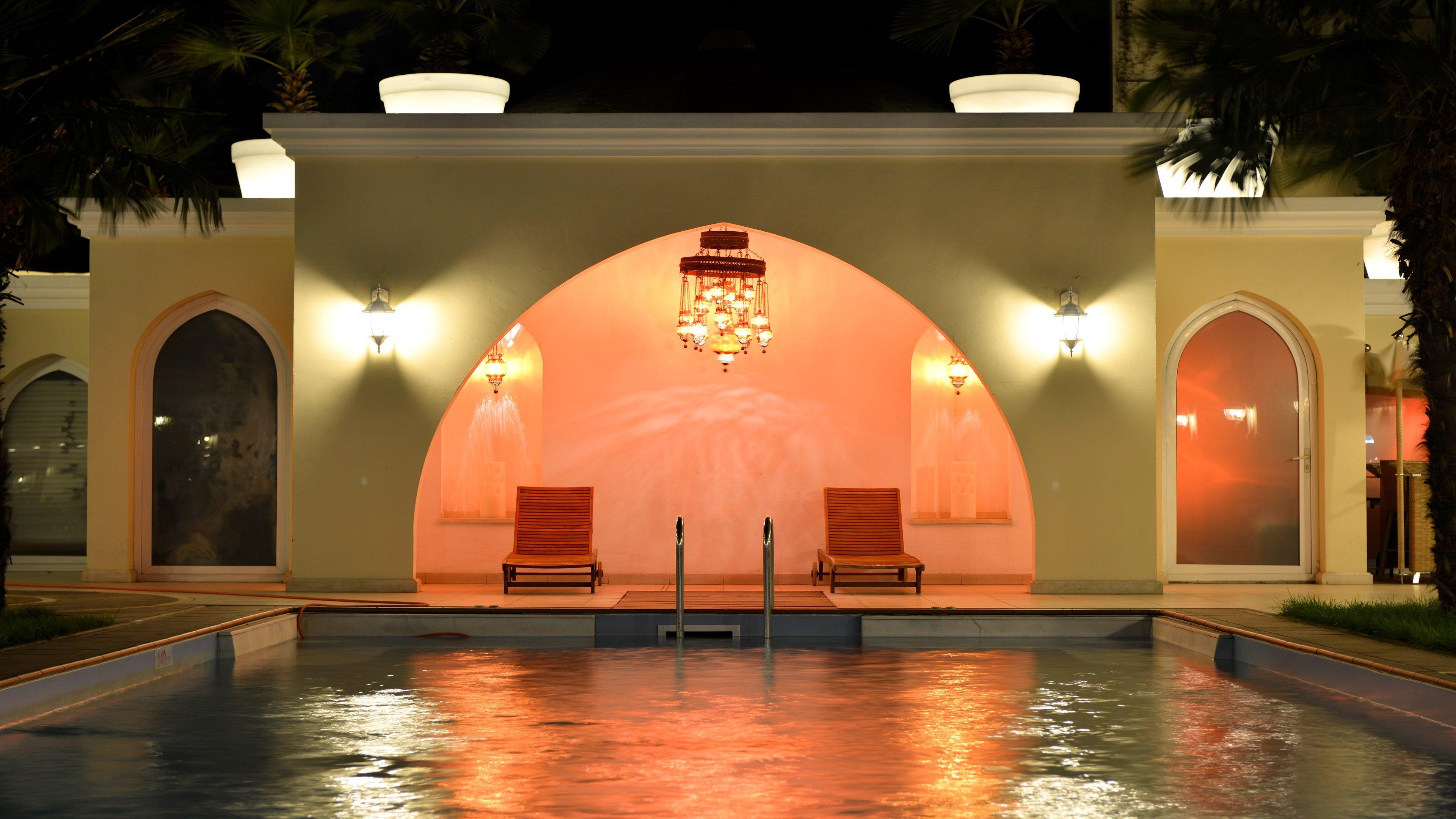 Holiday Inn Istanbul City By Ihg Istambul Exterior foto The swimming pool at the hotel