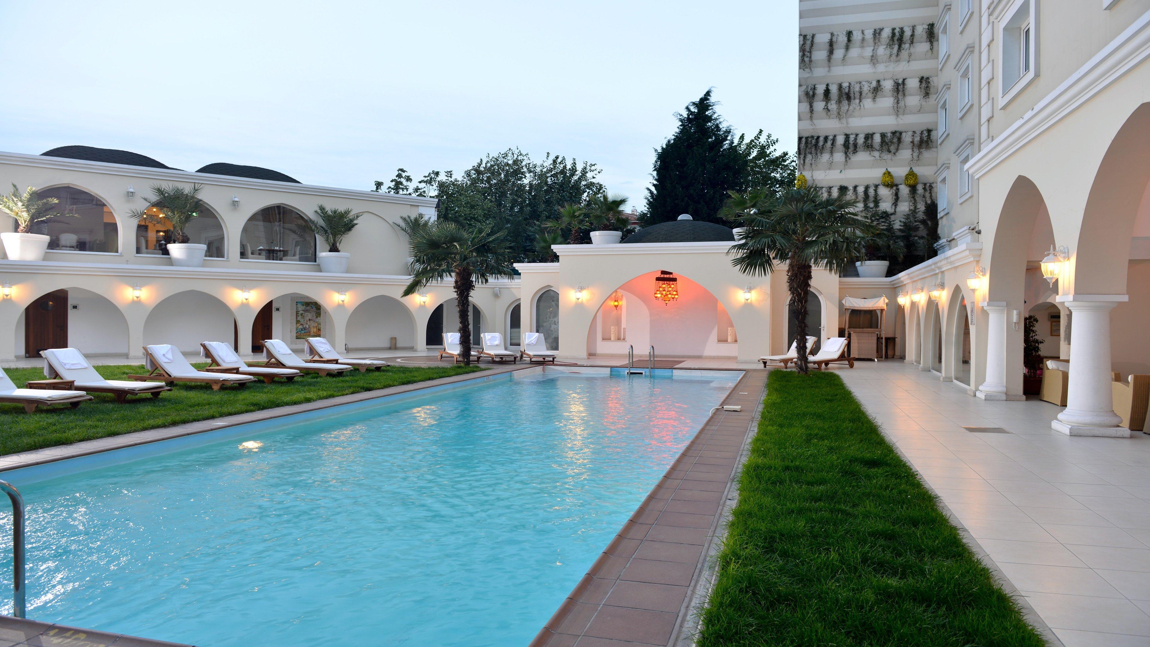 Holiday Inn Istanbul City By Ihg Istambul Exterior foto The pool at the hotel