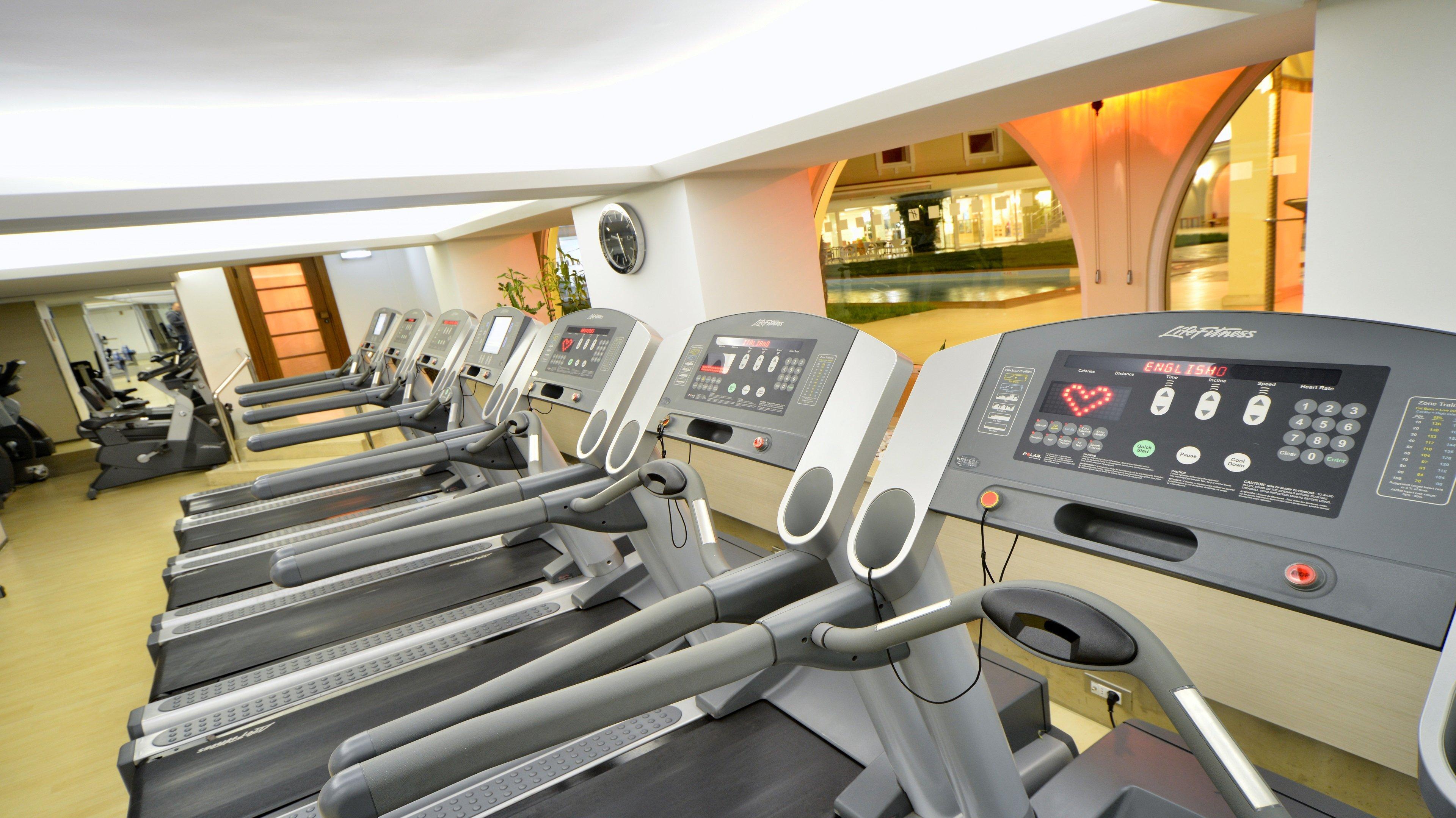 Holiday Inn Istanbul City By Ihg Istambul Exterior foto A row of treadmills