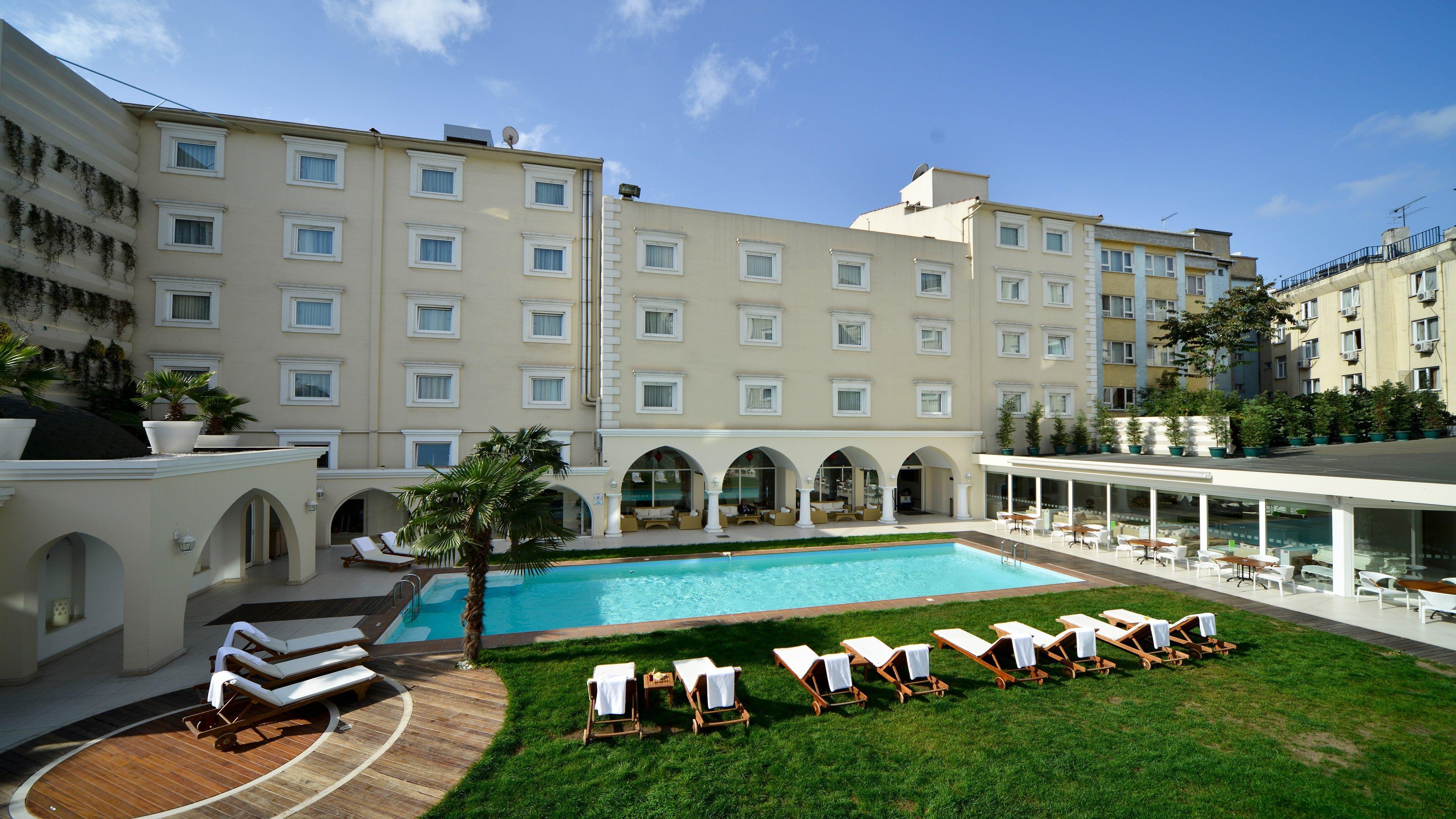Holiday Inn Istanbul City By Ihg Istambul Exterior foto The hotel's pool
