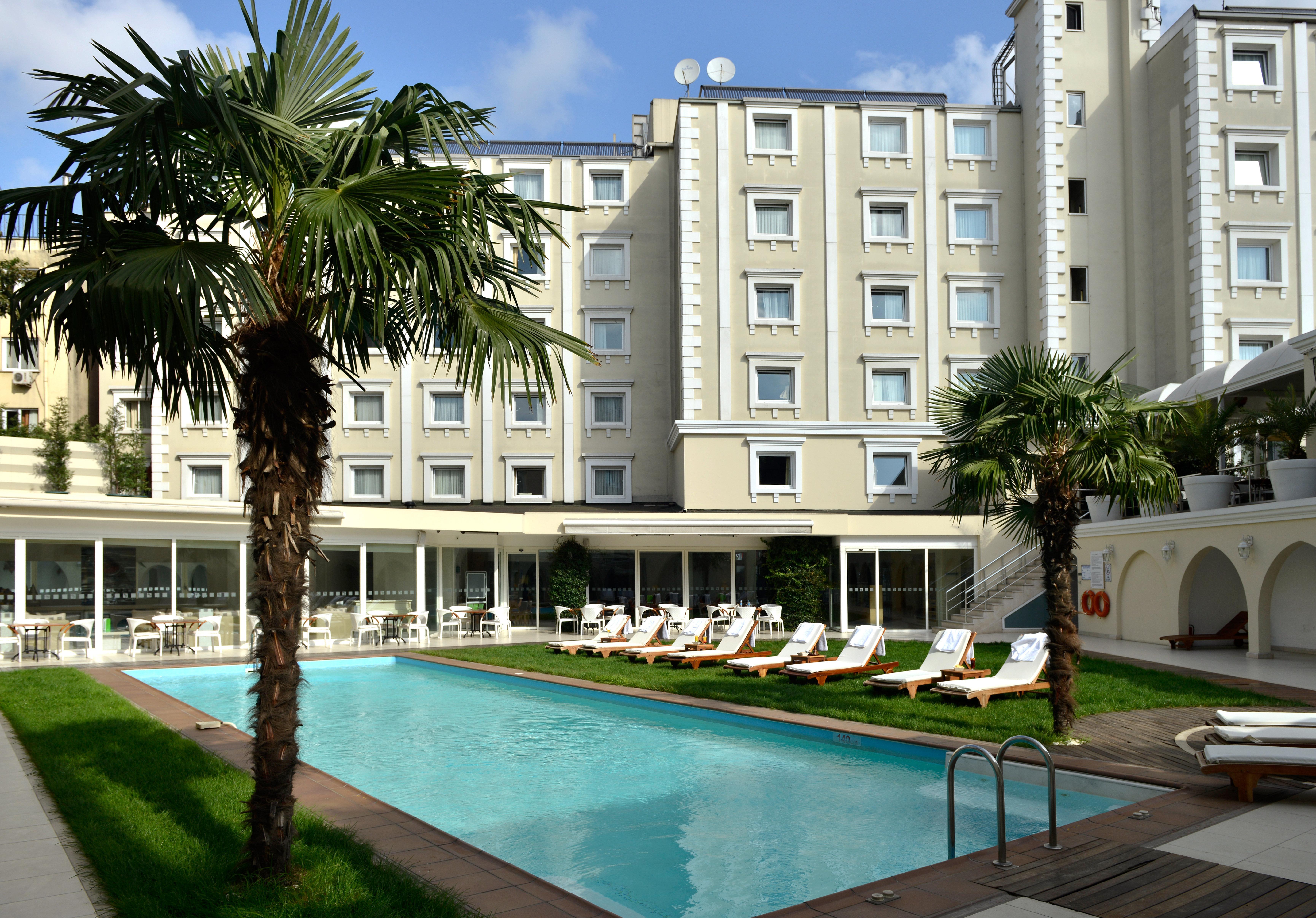 Holiday Inn Istanbul City By Ihg Istambul Exterior foto The hotel's swimming pool