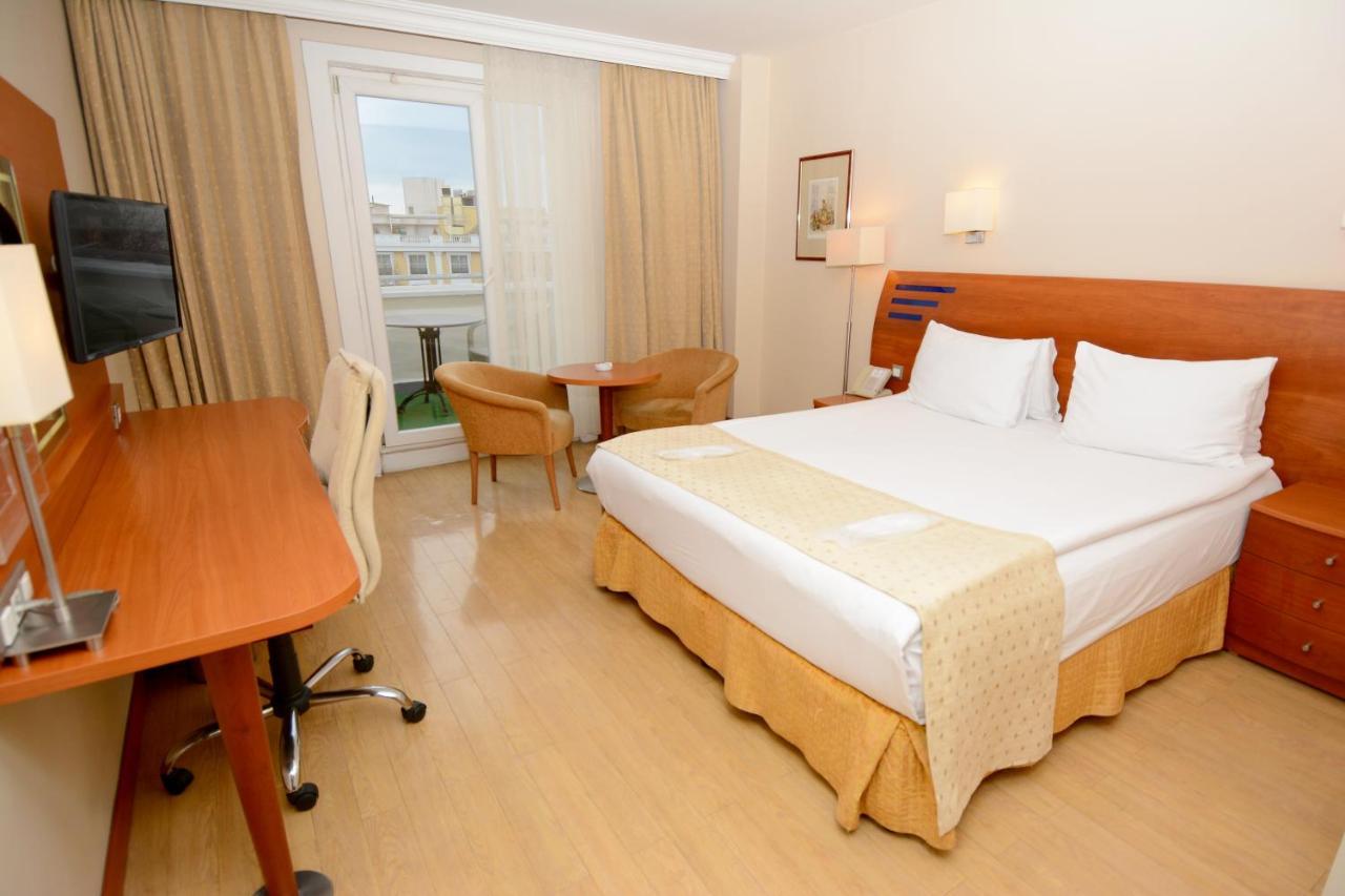 Holiday Inn Istanbul City By Ihg Istambul Exterior foto A typical hotel room