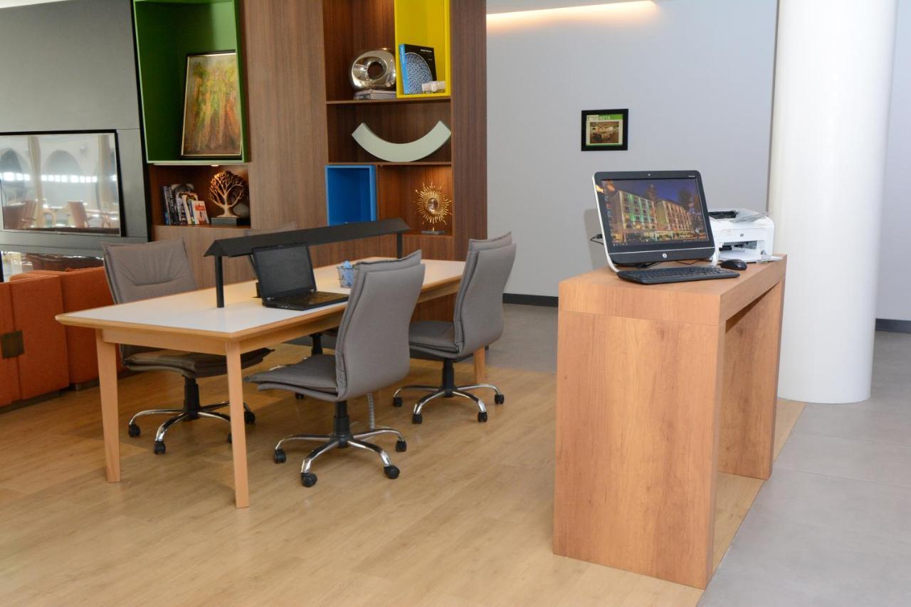 Holiday Inn Istanbul City By Ihg Istambul Exterior foto The Business Center at the airport