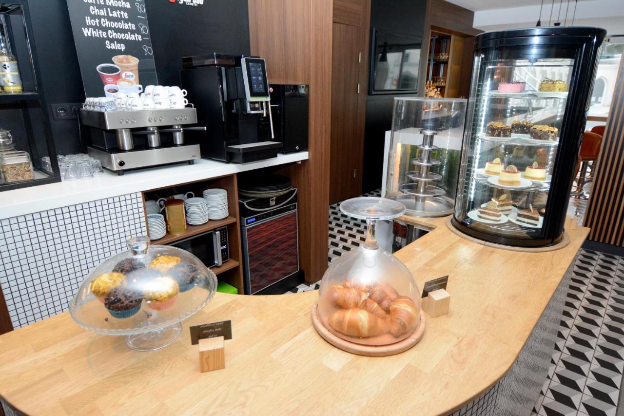 Holiday Inn Istanbul City By Ihg Istambul Exterior foto The interior of a typical Starbucks