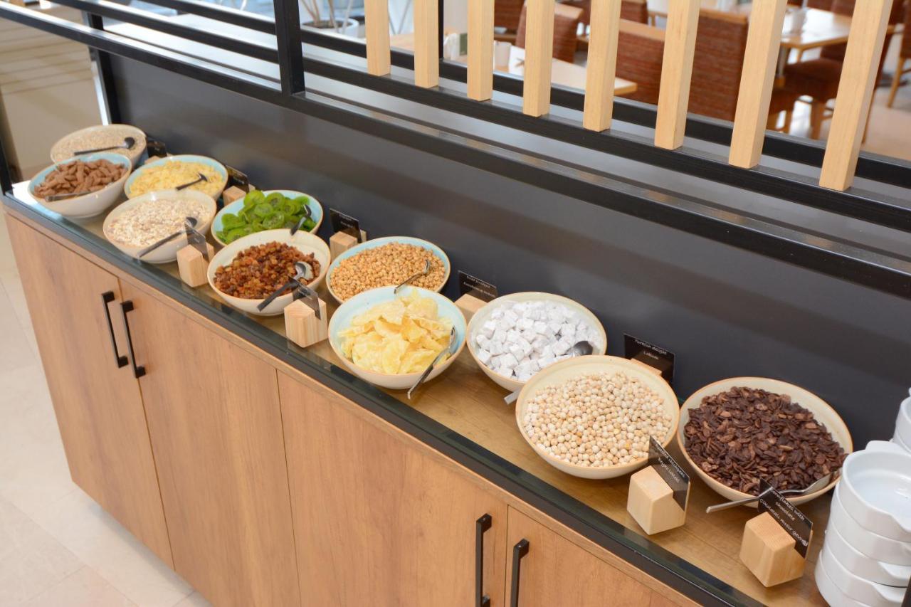 Holiday Inn Istanbul City By Ihg Istambul Exterior foto A selection of cereals at a breakfast buffet