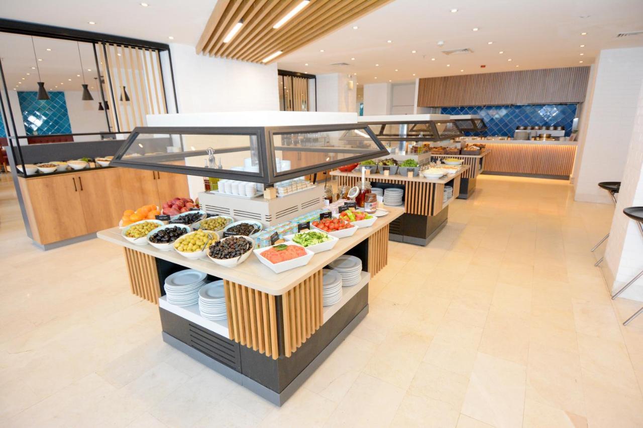Holiday Inn Istanbul City By Ihg Istambul Exterior foto The buffet at the lounge