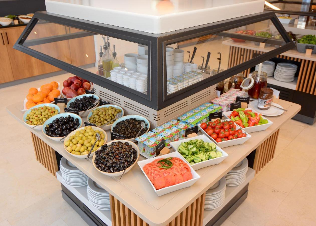 Holiday Inn Istanbul City By Ihg Istambul Exterior foto A salad bar