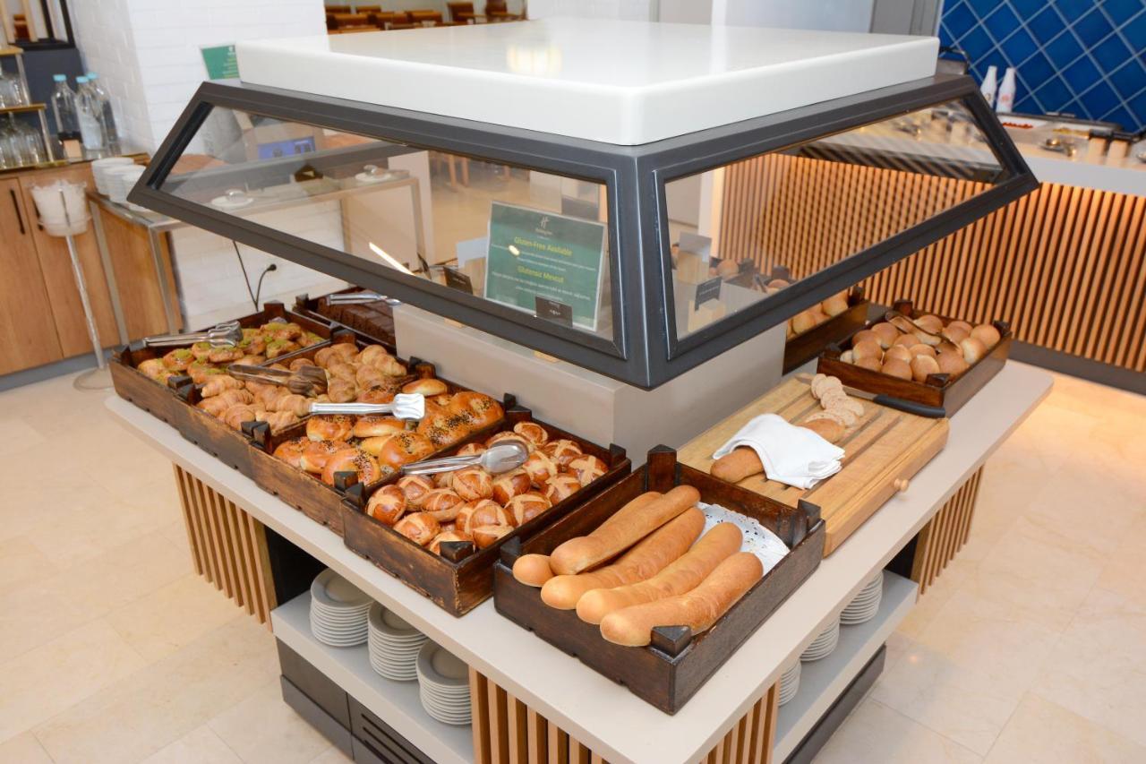 Holiday Inn Istanbul City By Ihg Istambul Exterior foto A display case with baked goods