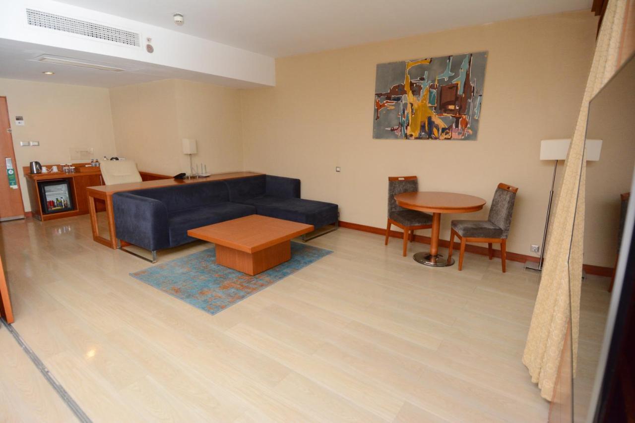 Holiday Inn Istanbul City By Ihg Istambul Exterior foto A living room in a hotel