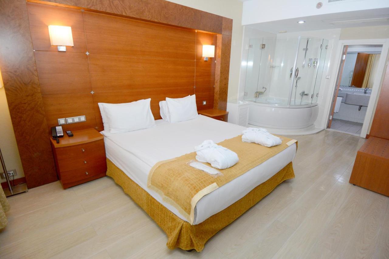 Holiday Inn Istanbul City By Ihg Istambul Exterior foto A hotel room