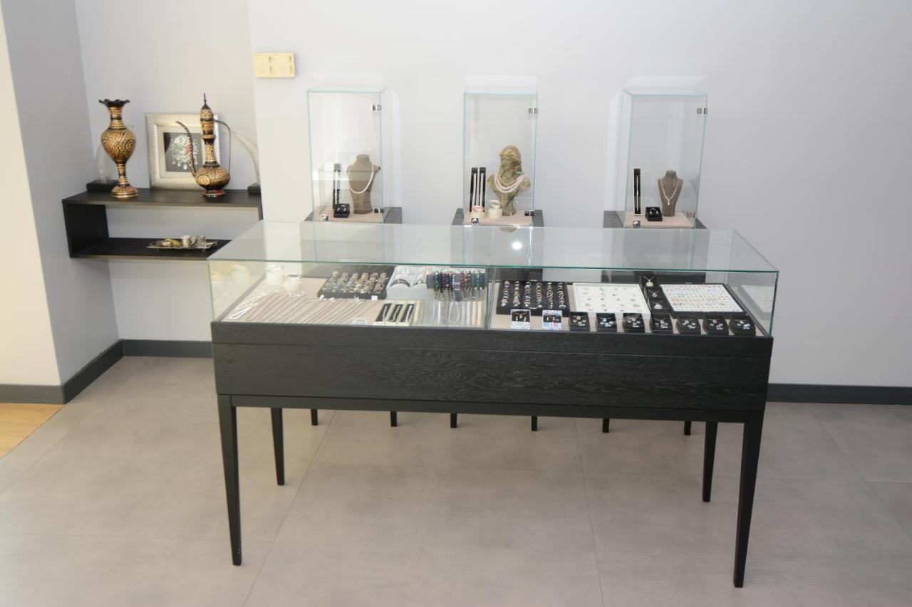 Holiday Inn Istanbul City By Ihg Istambul Exterior foto A jewellery display case