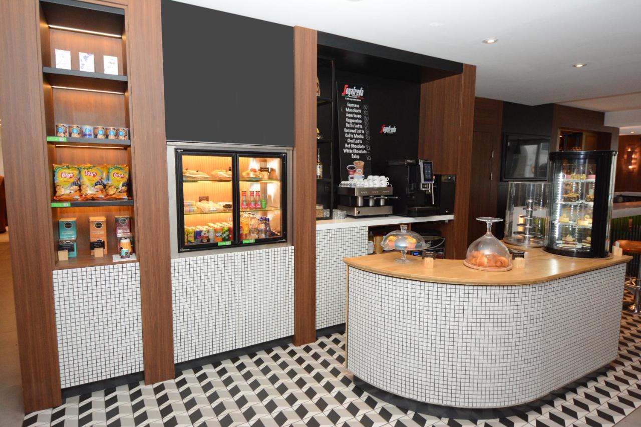Holiday Inn Istanbul City By Ihg Istambul Exterior foto The interior of a typical Starbucks