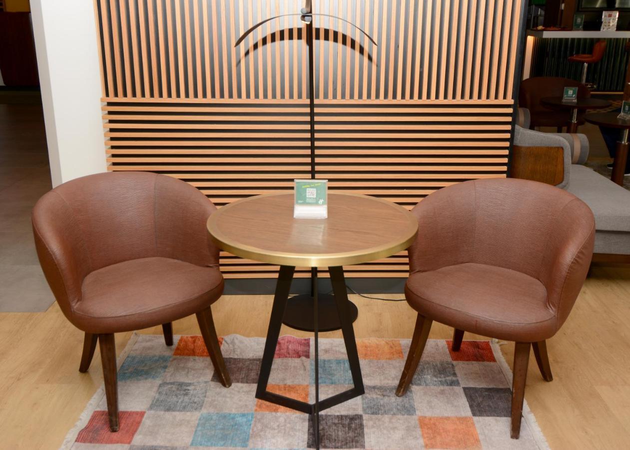 Holiday Inn Istanbul City By Ihg Istambul Exterior foto A pair of chairs and a table