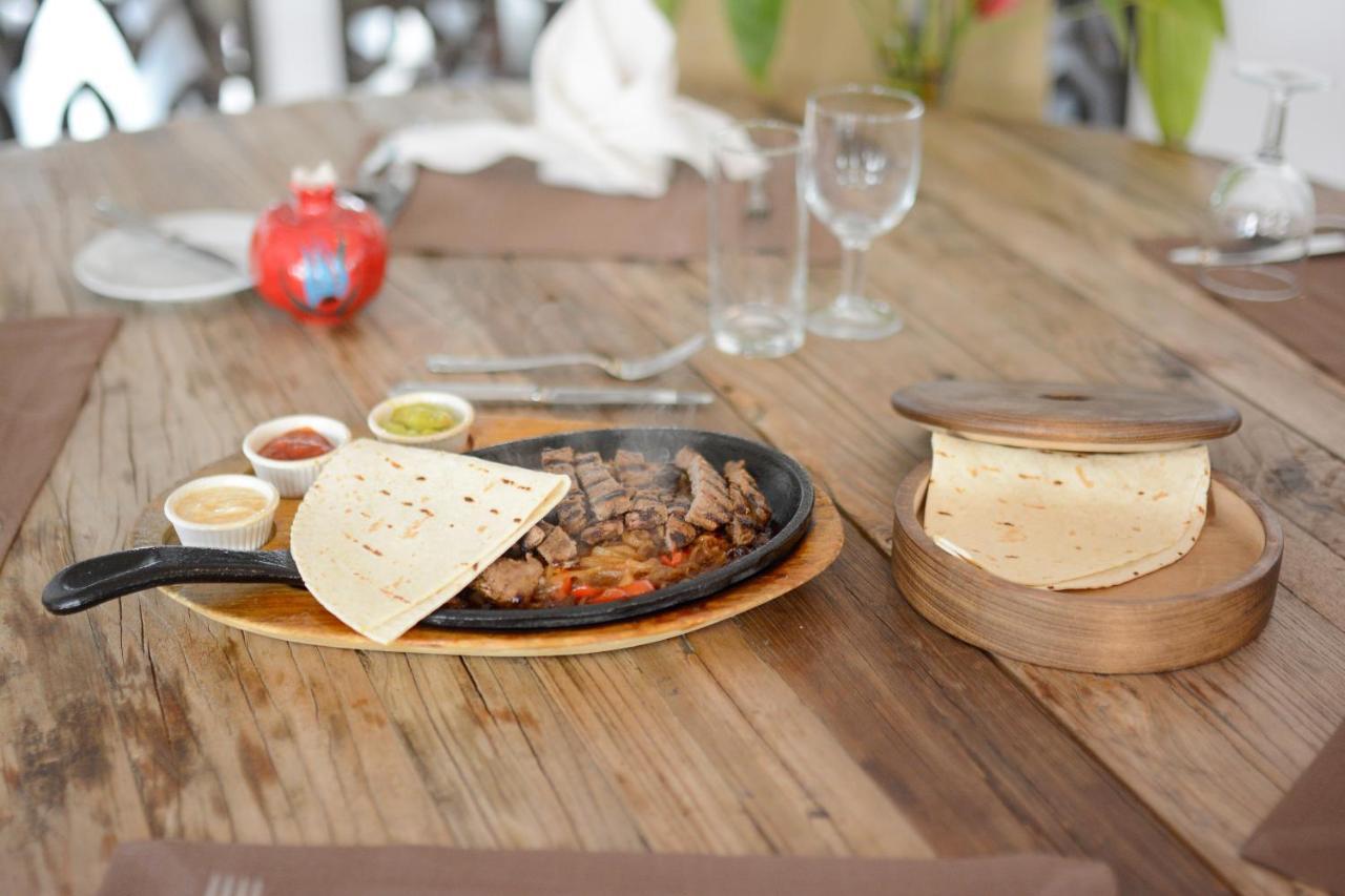 Holiday Inn Istanbul City By Ihg Istambul Exterior foto A steak fajita