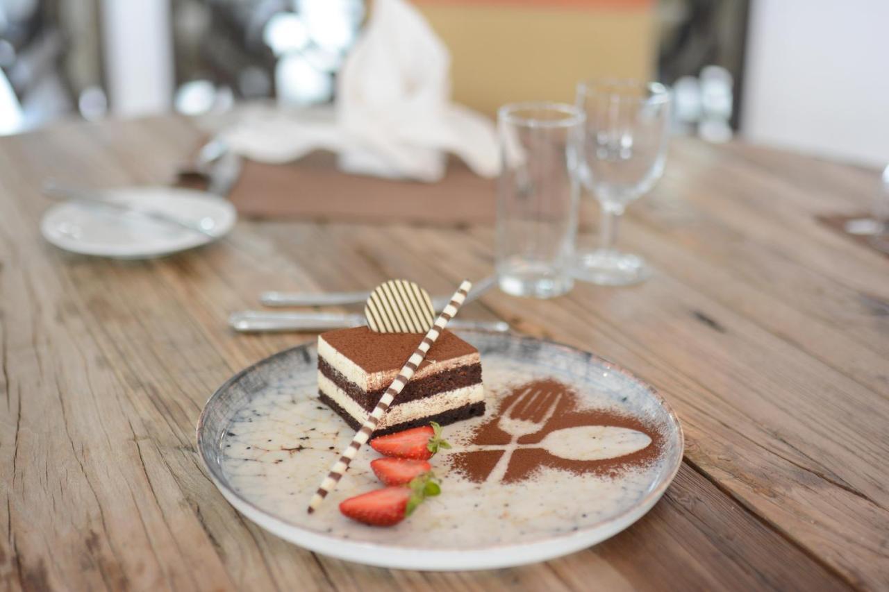 Holiday Inn Istanbul City By Ihg Istambul Exterior foto A piece of tiramisu