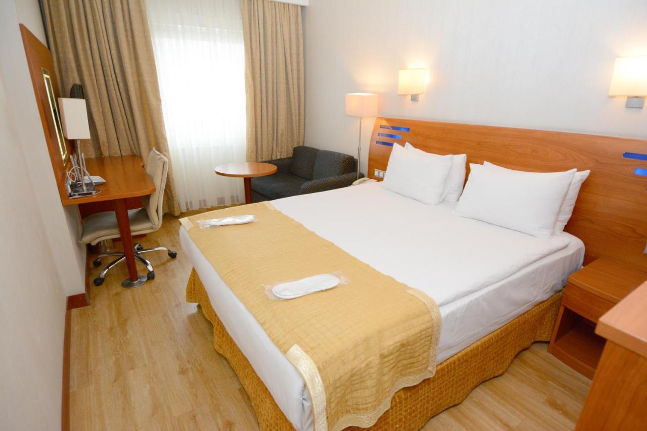 Holiday Inn Istanbul City By Ihg Istambul Exterior foto A room at the hotel