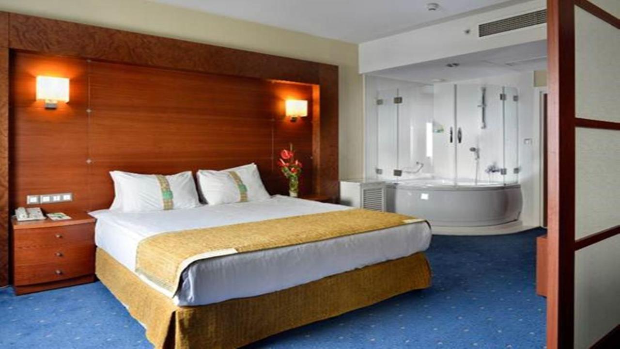 Holiday Inn Istanbul City By Ihg Istambul Exterior foto Suite