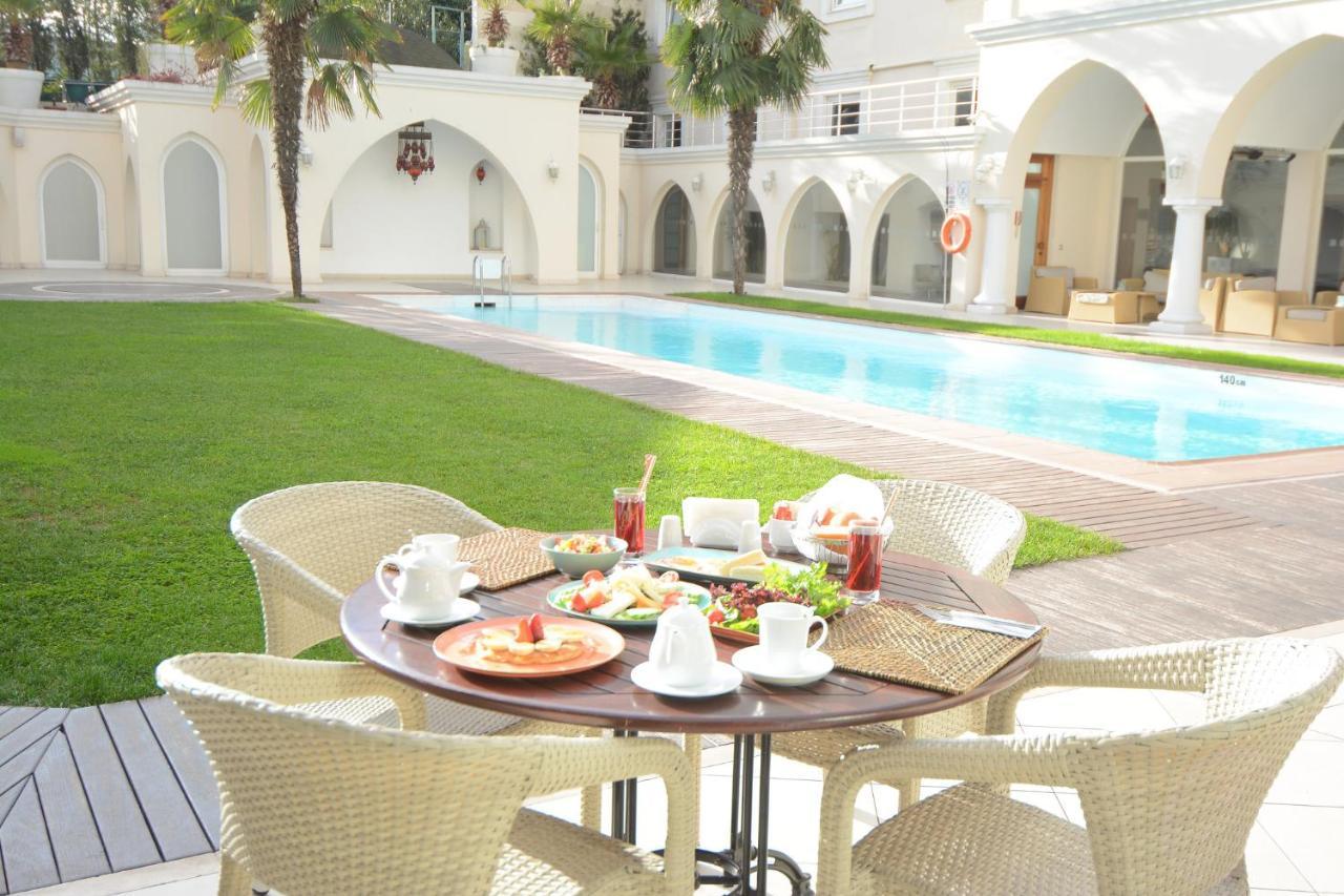 Holiday Inn Istanbul City By Ihg Istambul Exterior foto The pool at the hotel