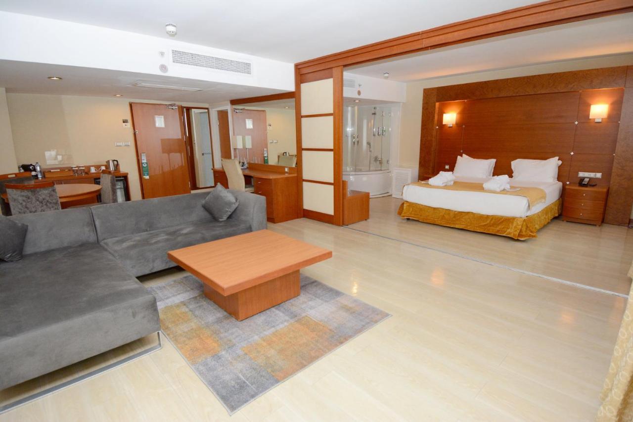 Holiday Inn Istanbul City By Ihg Istambul Exterior foto Suite