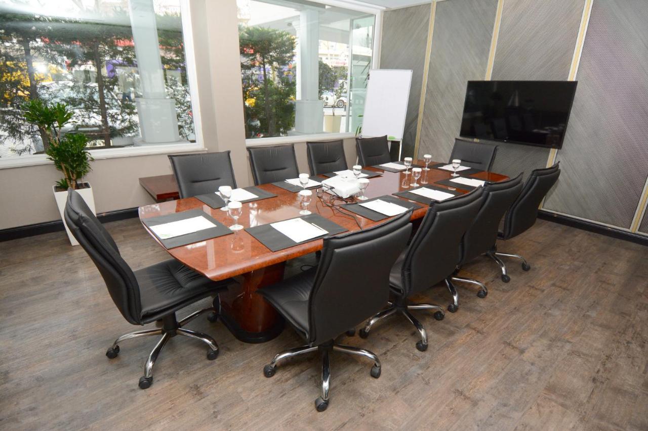Holiday Inn Istanbul City By Ihg Istambul Exterior foto A boardroom table