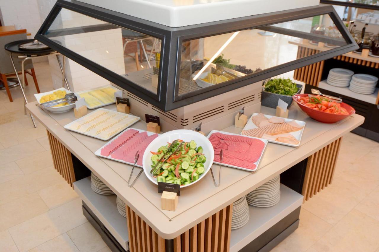 Holiday Inn Istanbul City By Ihg Istambul Exterior foto A salad bar