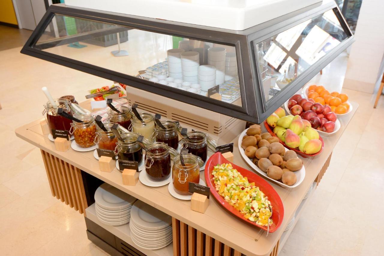 Holiday Inn Istanbul City By Ihg Istambul Exterior foto A display case with food