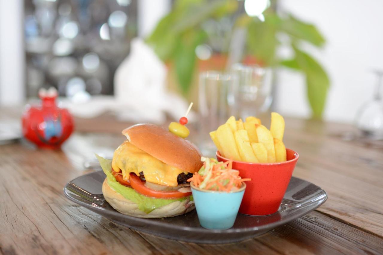 Holiday Inn Istanbul City By Ihg Istambul Exterior foto A cheeseburger with chips and coleslaw