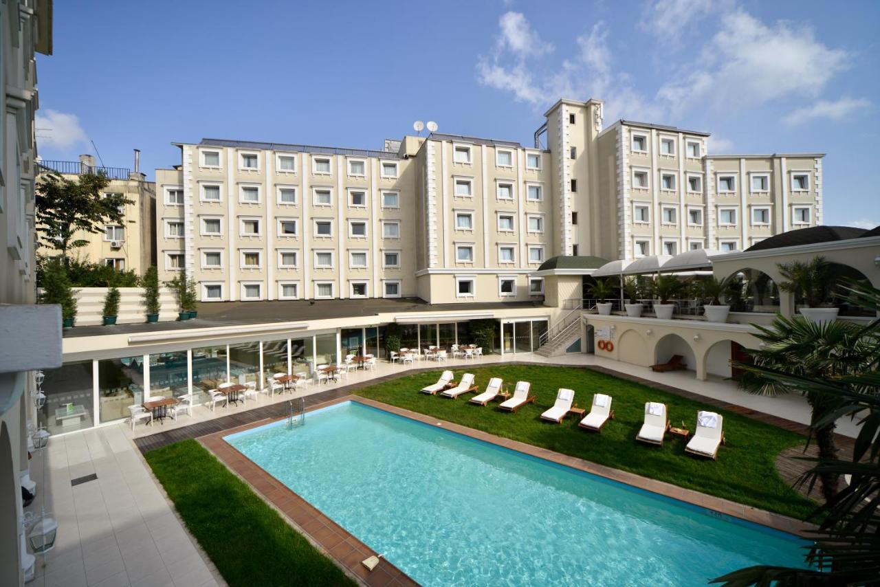 Holiday Inn Istanbul City By Ihg Istambul Exterior foto The hotel's swimming pool